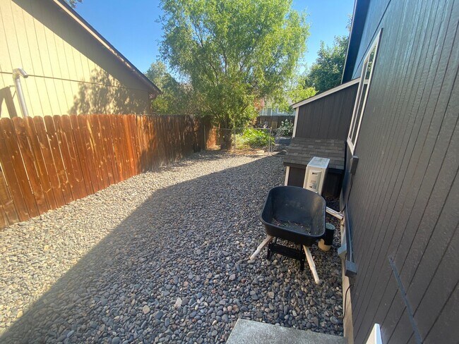 Building Photo - Single level home located in Redmond!  RV ...