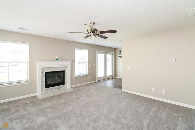 Building Photo - 2840 Lakeside Cir