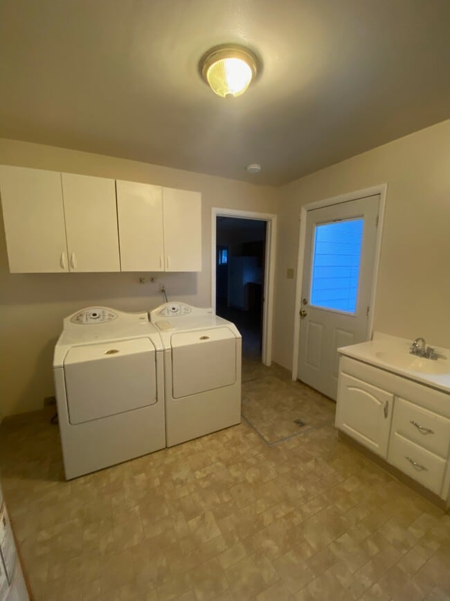 Building Photo - 2304 Hewitt Dr