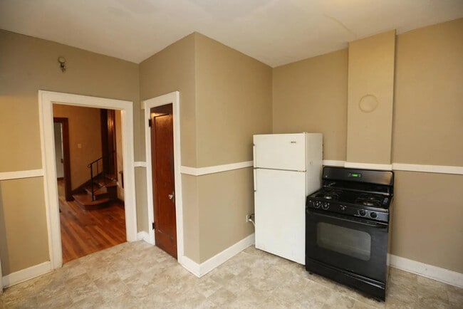 Building Photo - 2 bedroom 1.5 bathroom duplex