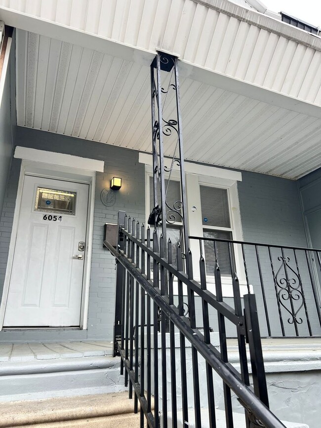 Building Photo - Remodeled Large 3bd/1 House with Rear yard!! Section 8 Welcome!!