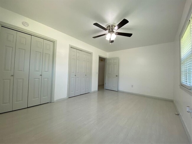 Building Photo - 608 Willow Bend Dr