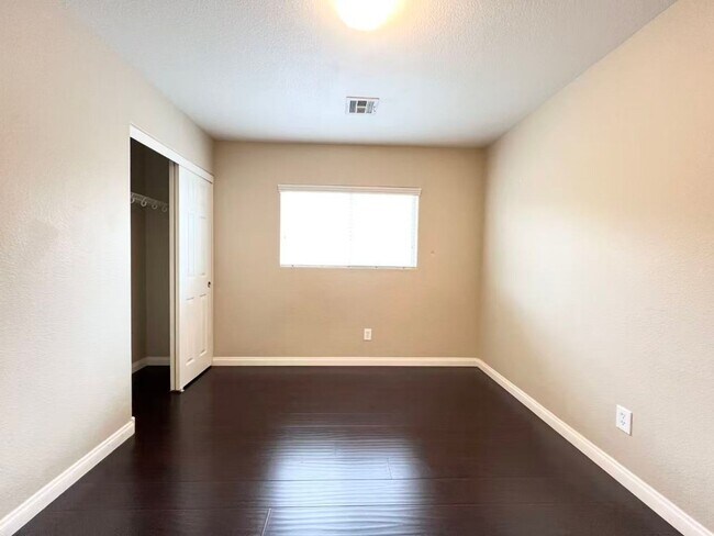 Building Photo - Nice 2 story house