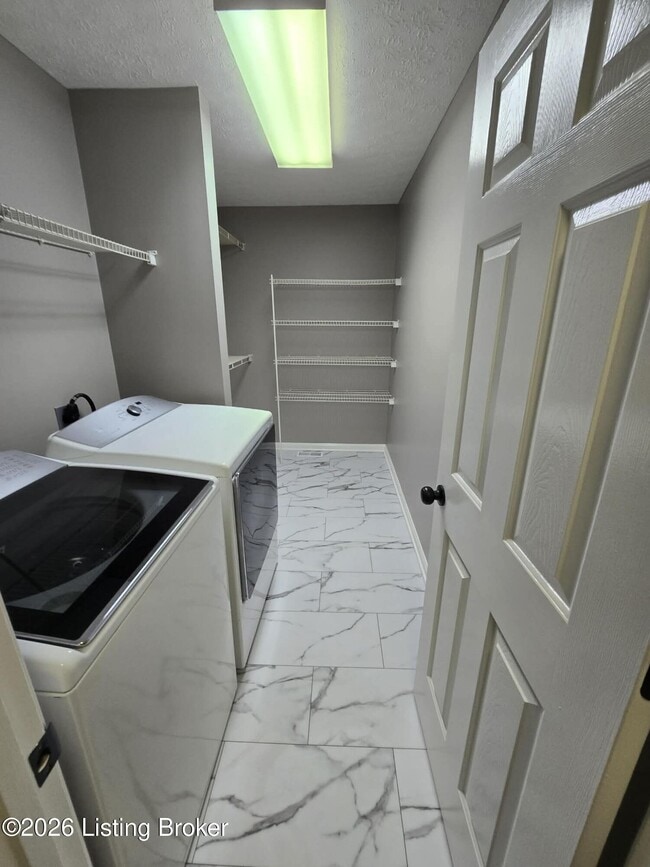 Building Photo - 6408 Mossy Oaks Dr