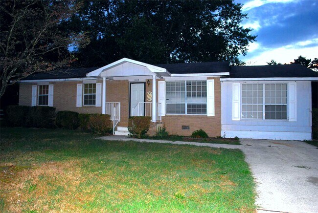 Building Photo - 3105 Pineview Dr SW
