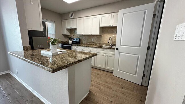 Building Photo - 407 Bendwood Dr