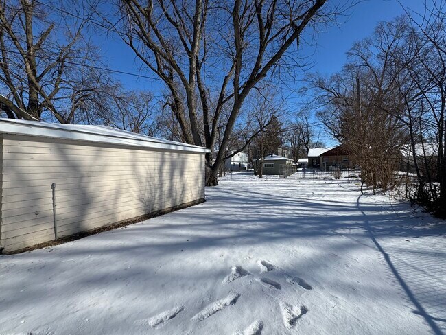 Building Photo - 16935 Western Ave