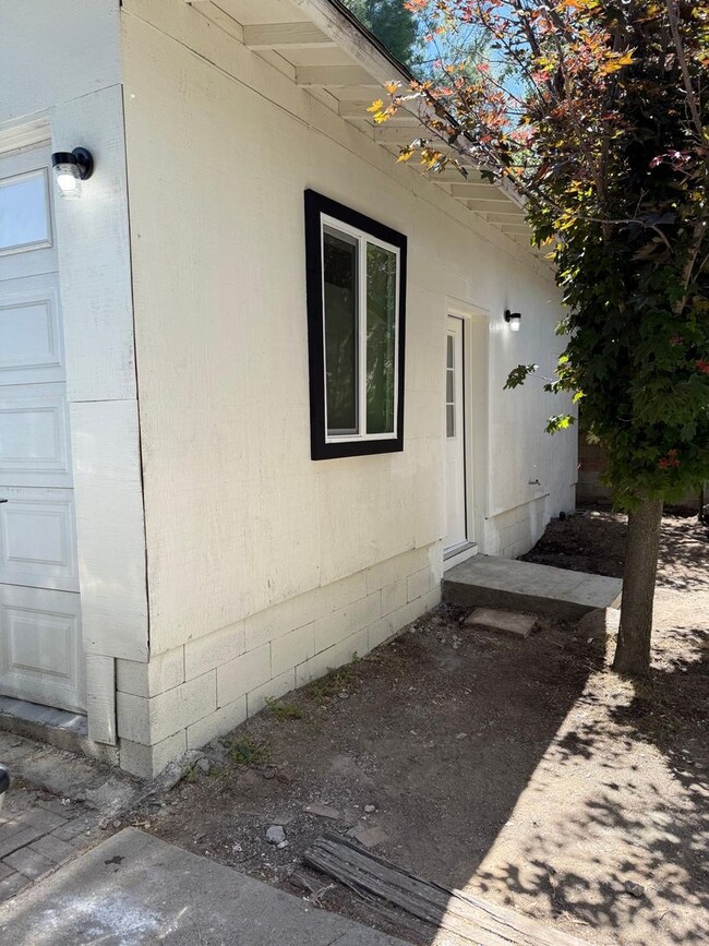 Building Photo - 45840 Coyote St