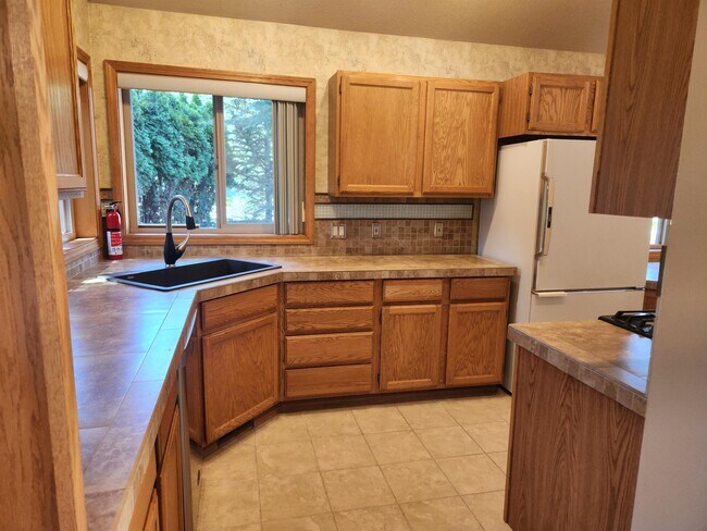 Building Photo - 611 NE Tracker Ct
