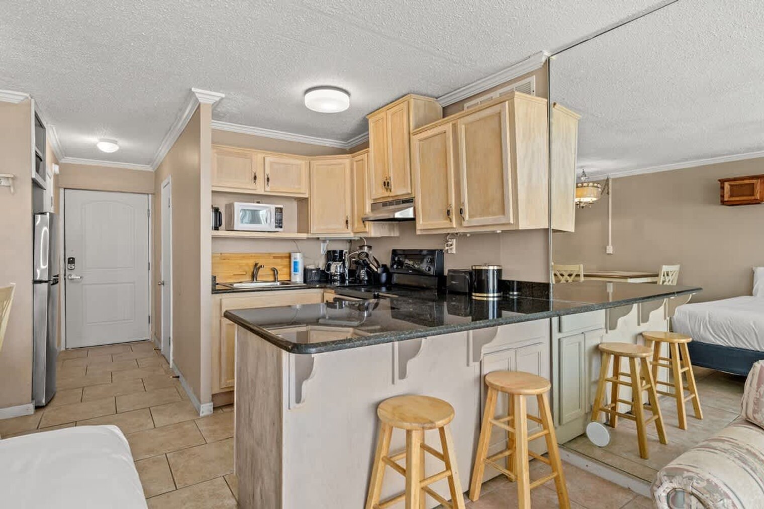 Building Photo - 8817 S Thomas Dr