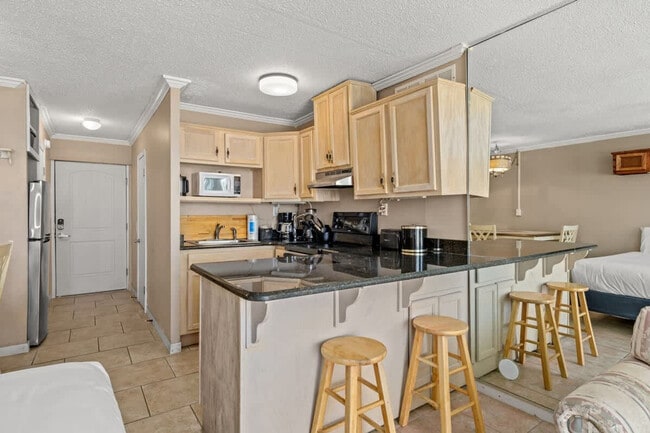 Building Photo - 8817 S Thomas Dr