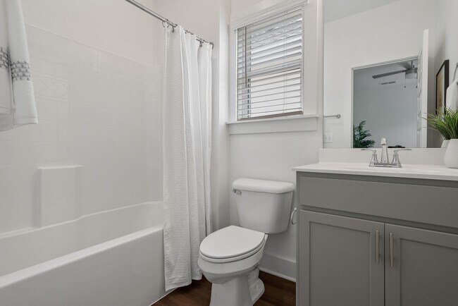 Building Photo - 2 Bedroom Home with Garage AND Fenced Back...