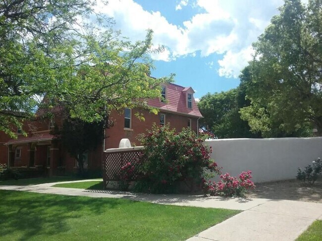 Building Photo - 627 Arizona Ave