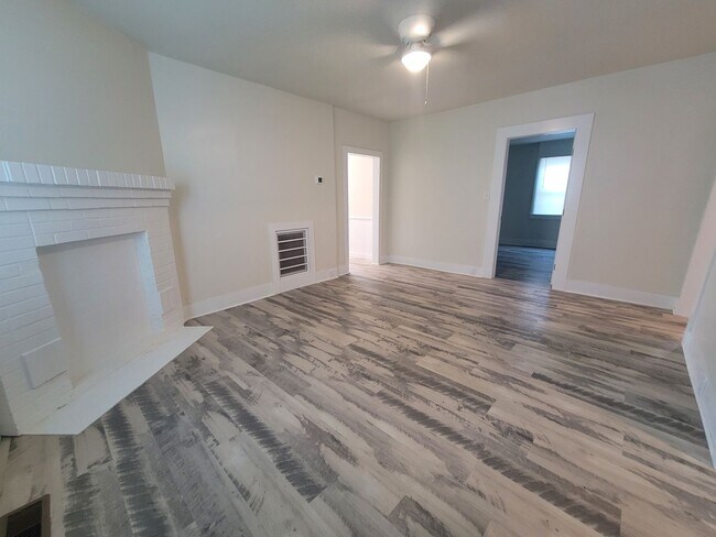 Building Photo - Newly renovated 4 bed 2 bath home in the heart of Downtown Wilmington .