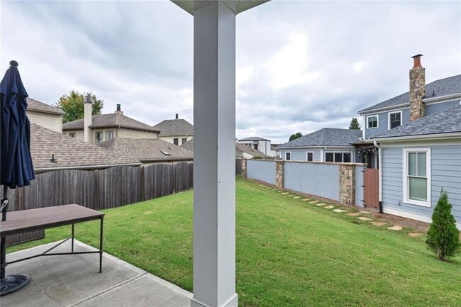 Building Photo - 109 Village Green Ave