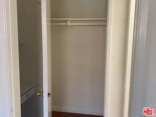 Building Photo - 832 S Gramercy Pl