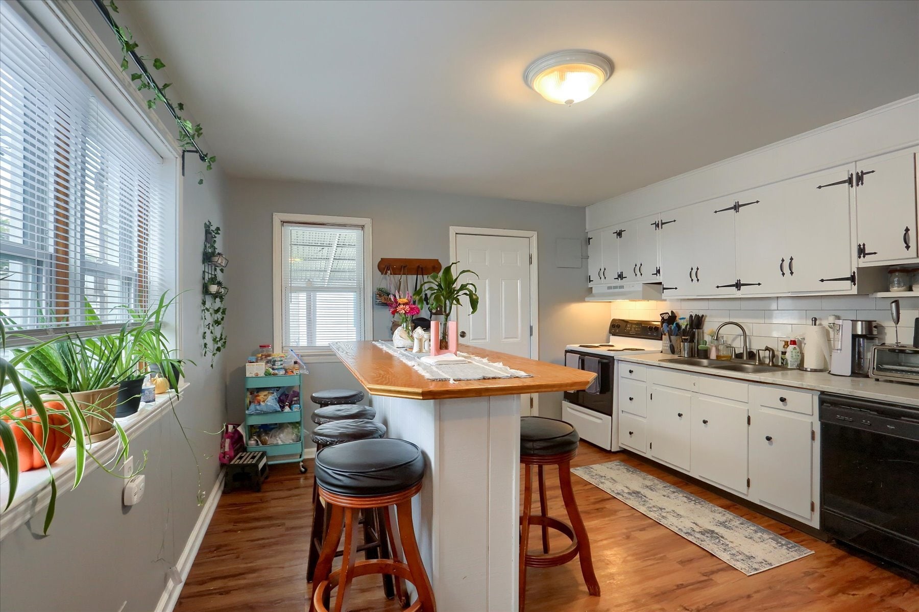 Building Photo - 28 E Willow St