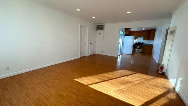 Building Photo - 524 Sanders Ave
