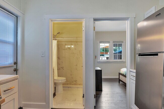 Building Photo - 118 S J St