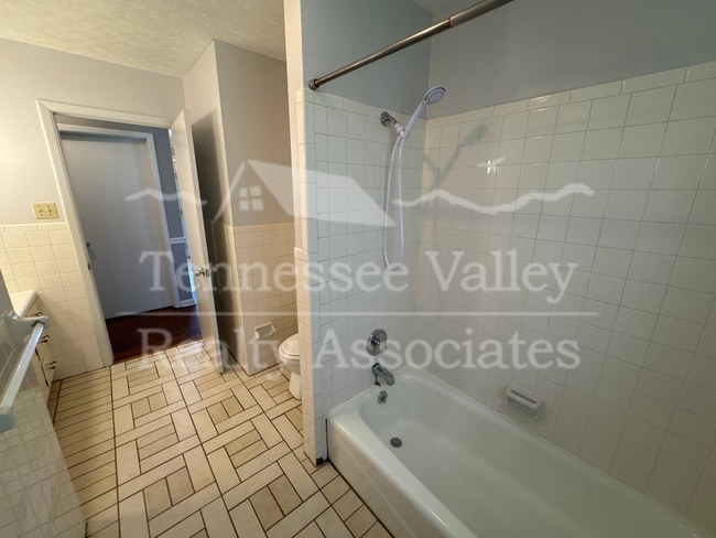 Building Photo - MOVE IN READY! TOUR TODAY! Check out this ...