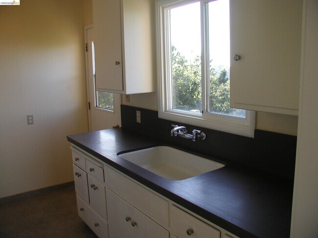 Building Photo - 6100 Skyline Blvd