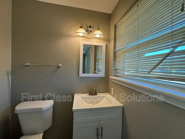 Building Photo - 3524 Hillside Dr