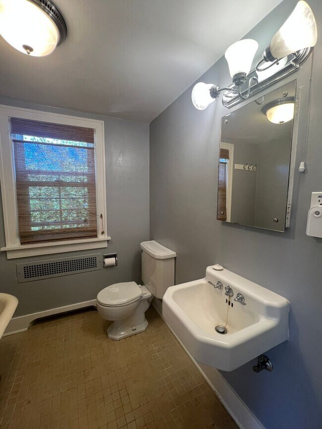 Building Photo - Updated 1920s 4BD
