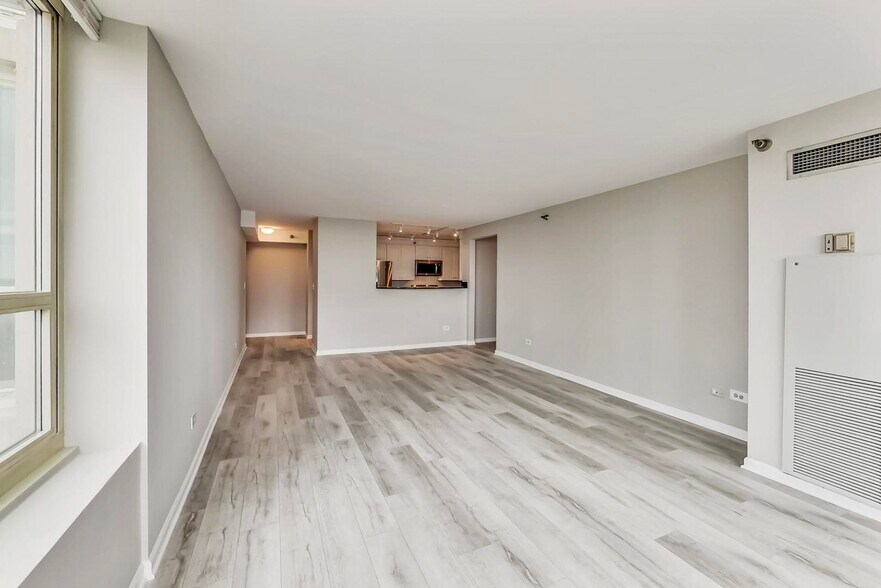 Building Photo - 345 N La Salle Dr