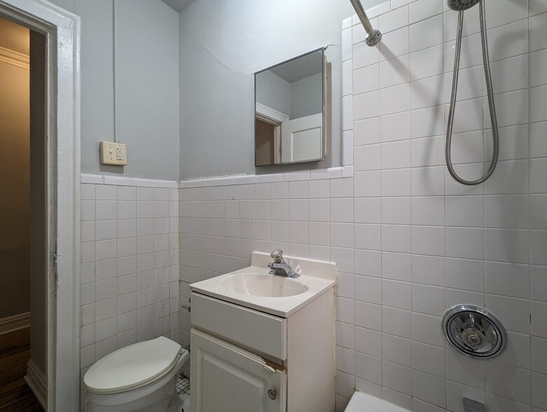 Building Photo - 429 W Roscoe St