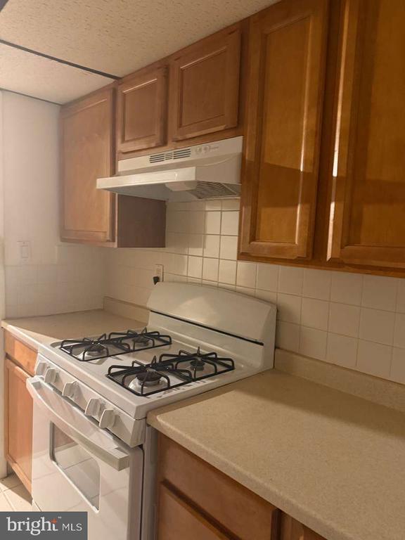 Building Photo - 8675 Seasons Way