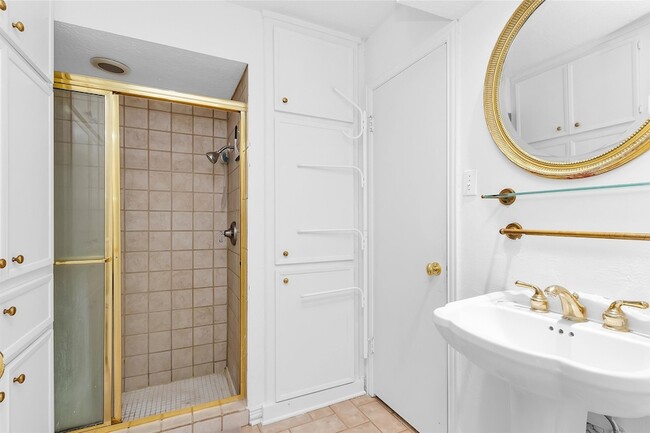 Building Photo - 11634 Southlake Dr