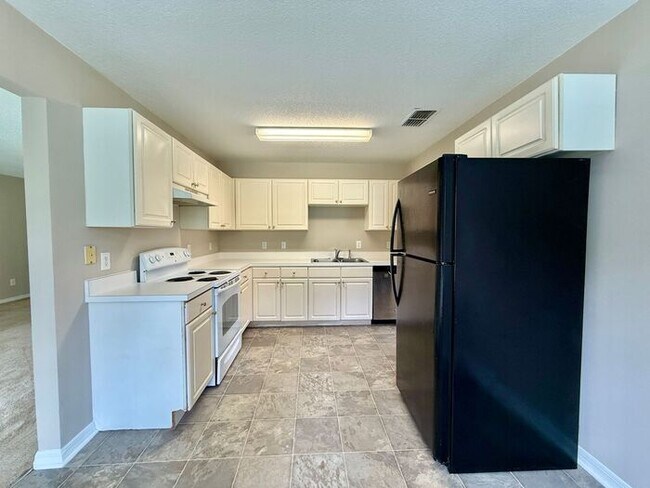 Building Photo - LARGE AND SPACIOUS 4/3 HOME IN EAST ORLANDO WEDGEFIED COMMUNITY