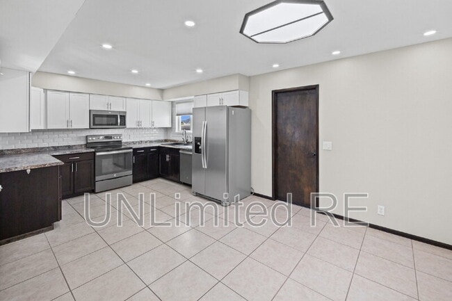 Building Photo - 2960 Star Dr