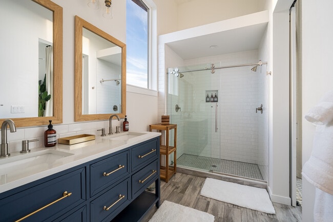 Building Photo - 823 Orondo Ave