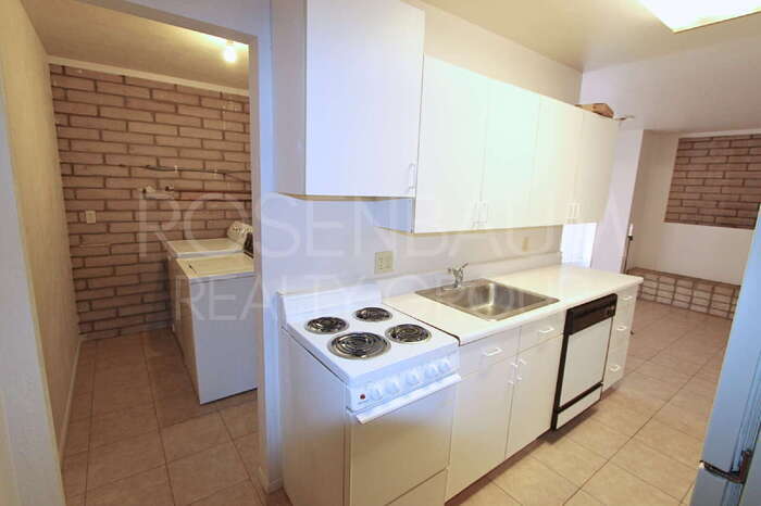 Building Photo - 1014 N Pueblo Dr