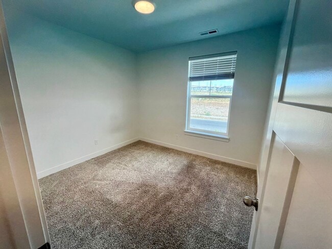 Building Photo - Lovely Condo Located In Saratoga Springs, UT