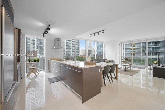 Building Photo - 495 Brickell Ave