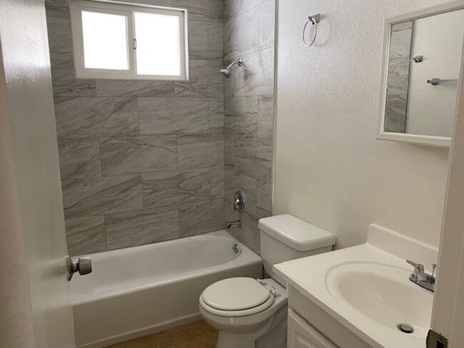 Building Photo - 3 bedroom house with breezy backyard and v...