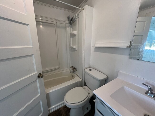 Building Photo - 3/2 Available Now in West Greenville!