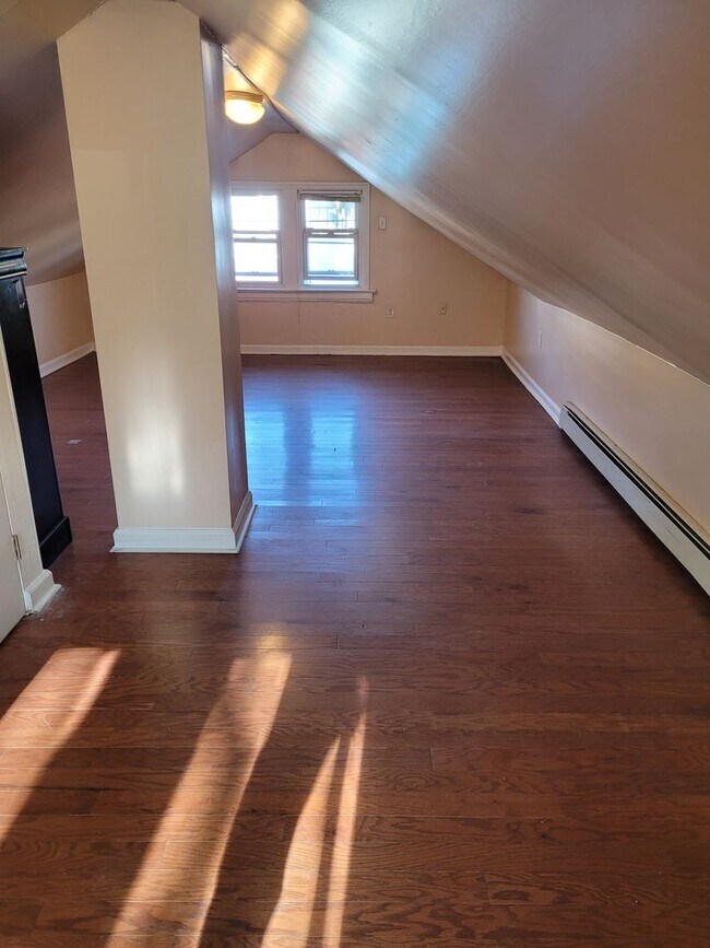 Building Photo - 24 Valley St