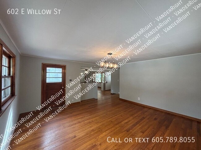 Building Photo - 602 E Willow St