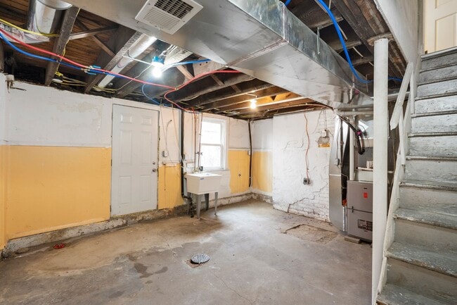 Building Photo - Renovated 3 Bed, 1 Bath Home in Hazelwood - Central AC, Convenient Location - Available Now!