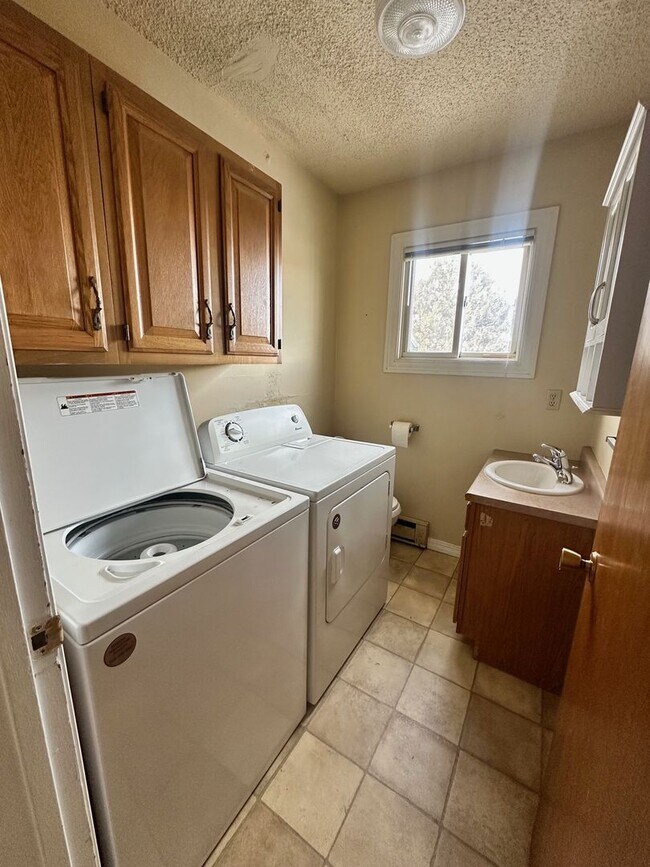 Building Photo - 4 Bedroom Condo near campus