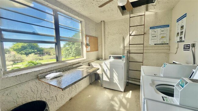 Building Photo - 9340 Lagoon Pl