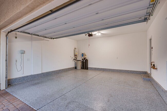 Building Photo - Like new, split-level, 3 bed, 2.5 bath, with bonus room & Strip views in West Las Vegas!