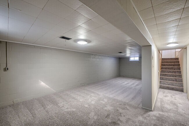 Building Photo - 2 Bedroom With Oversized Garage & Prime Location Near 90th & Blondo!!