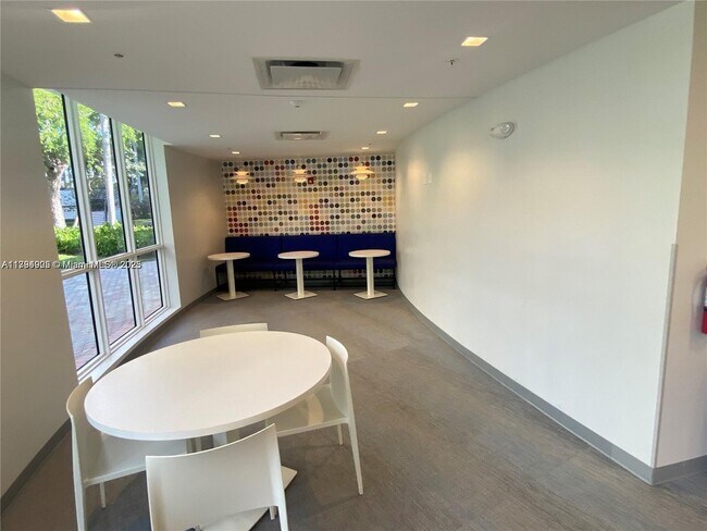 Building Photo - 2500 Parkview Dr
