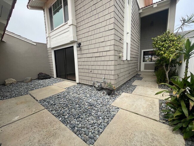 Building Photo - Beautifully Updated Spacious 3 Bed 3 Bath ...