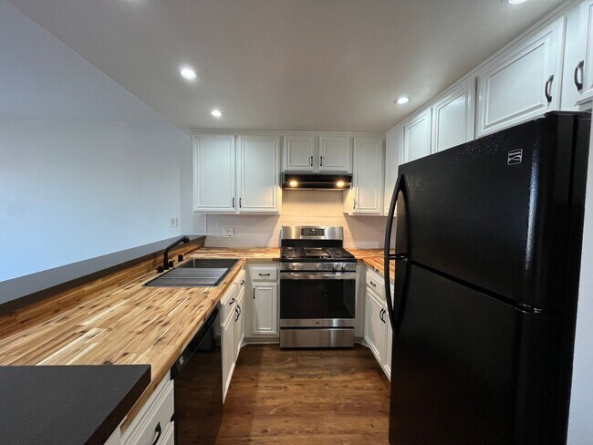 Building Photo - Canoga Park 2+1 w/pool + spa, gated entry + parking included!