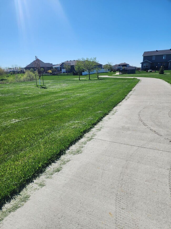 Building Photo - 4 Bed 3 Bath Single Family Home